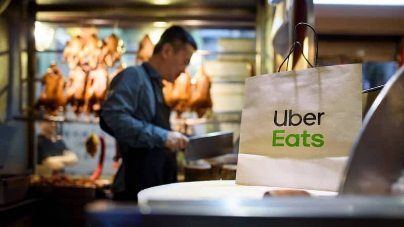 homme travaillant dans un restaurant affilié à uber eats
