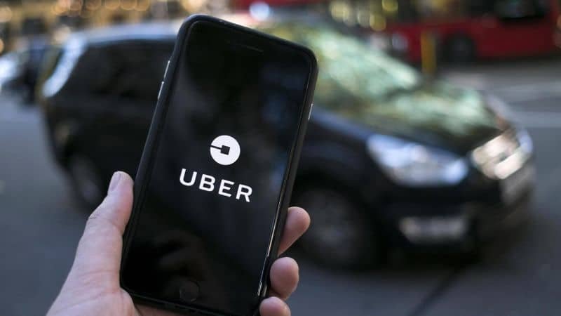 personne vérifiant uber mobile 