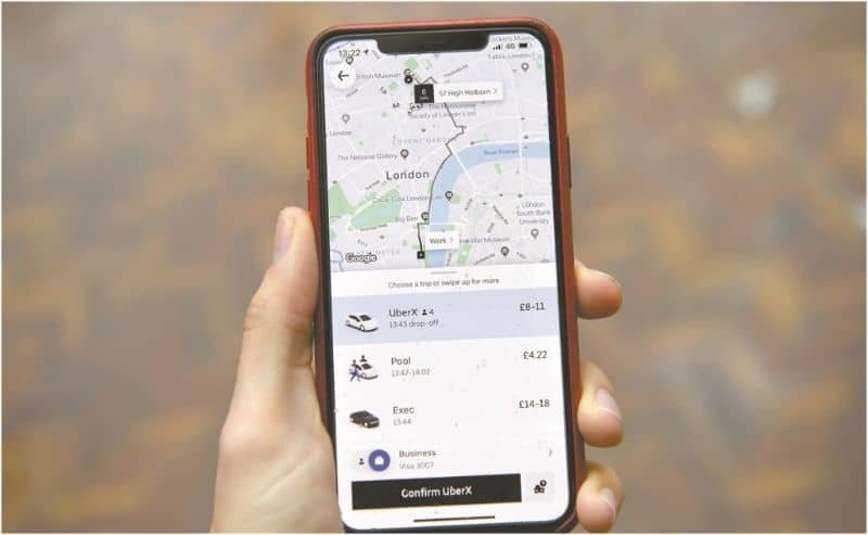 personne utilisant la carte mobile uber
