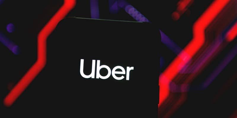 Qu'est-ce que l'Uber Pass et comment fonctionne-t-il ? logo uber sur fond noir
