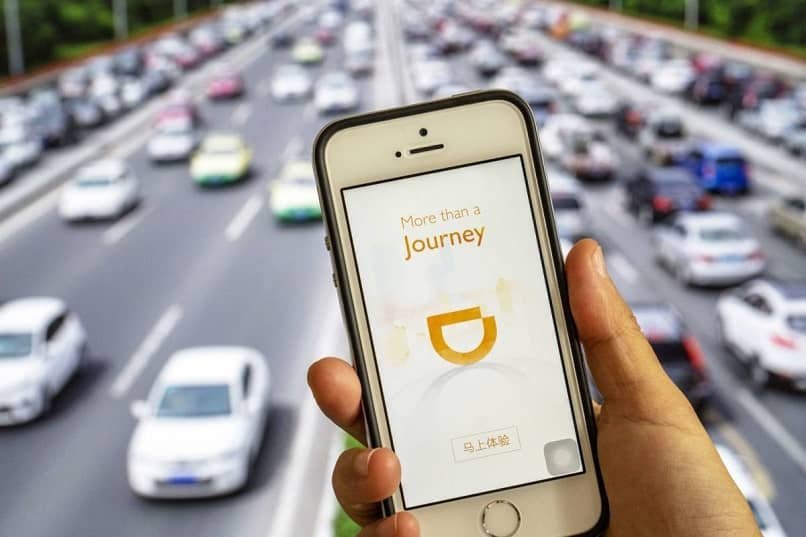 commander didi avec un téléphone portable à la main